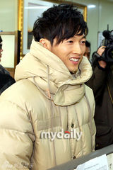 幻灯：张佑赫金钟民正式退伍 行军礼精神抖擞