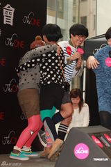 组图：卢广仲遇热情歌迷拥抱 表演太投入弄伤脚