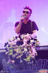 组图：陈奕迅斩获年度歌手奖 邓紫棋钢琴弹唱