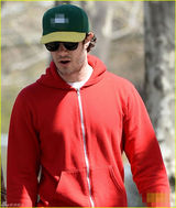 组图：QueenB与老公牵狗散步 一路热聊显甜蜜