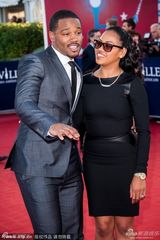 组图：《雪国列车》首映 蒂尔达斜肩礼服亮相