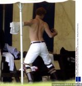 组图：哈里王子遇裸照风波 回顾坏小子成长史