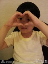 组图：孟庭苇5岁爱子搞怪帅气爱亲亲