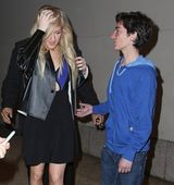 组图：艾丽-古尔丁低胸裸腿深夜外出 金发遮面