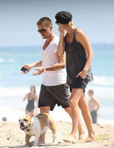 高清组图：查理兹-塞隆夫妇海滩度假 享受悠闲时光