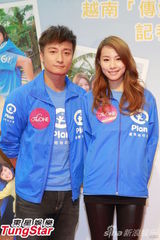 组图：方力申携邓丽欣探访贫童 感慨珍惜身边人