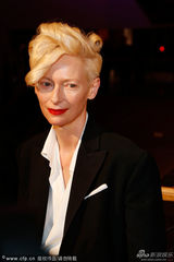 组图：蒂尔达-斯文顿帅气套装红唇气场强大