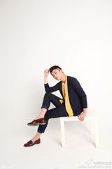 组图：最帅地铁司机迷倒女网友 俊朗外形当模特