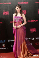 组图：周慧敏白纱裙飘逸现身 小腹扁平力证未怀孕