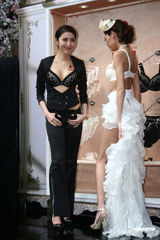 组图：杨谨华外穿Bra秀爆乳 乐当败犬今年不嫁