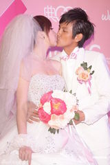 组图：“浩角翔起”组合大婚 否认怀孕传闻锤肚子