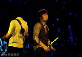 组图：五月天小巨蛋开唱 一票难求high翻场内外