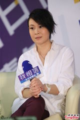 组图：刘若英白衬衫清新亮相 阿信优雅帅气