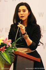 幻灯图集：范冰冰黑衣代言 长卷发披肩妩媚