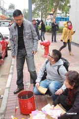 组图：苗侨伟新剧开放探班 称艺人吸毒减压是借口