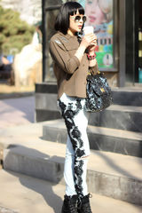 组图：杨舒婷街拍 工装衬衣搭配破洞蕾丝牛仔裤