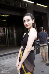 组图：宋佳亮相米兰时装周 镂空裙装低调奢华