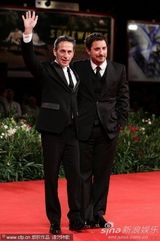 《后事》首映 女星泽格斯挺大肚与导演恩爱现身(图)