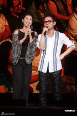 组图：罗大佑个唱为叶倩文伴奏 拥热舞辣妹