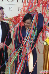 组图：邓萃雯坦然面对变老 被彩带埋身临危不乱