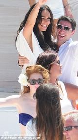 组图：F1总裁千金大婚奢靡派对 吻同性入水走光