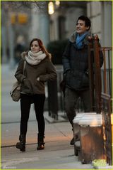 组图：艾玛与华裔男友现身街头 亲密相拥秀甜蜜