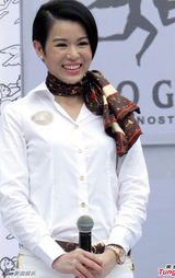 组图：胡杏儿衬衣长裤亮相 全程微笑心情好