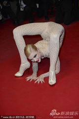 组图：女星戛纳红毯大秀柔术身体对折