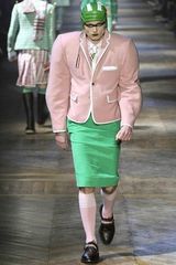 组图：英国时装秀现奇葩造型 网友惊呼毁三观