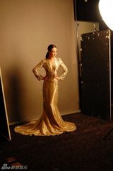 组图：谭卓深V长裙亮相活动秀性感