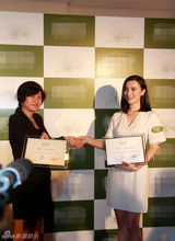 组图：小宋佳助阵护肤品代言 谢妈妈遗传好皮肤