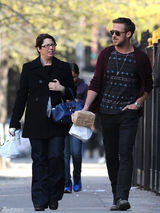 组图：瑞恩-高斯林街拍 酒红色开衫毛衣搭牛仔裤