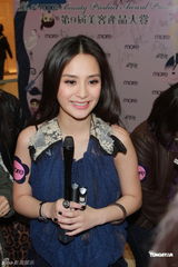 组图：阿娇(钟欣桐)周慧敏许志安等出席美容活动