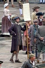 组图：德普上半身海盗船长下半身休闲装现身片场