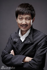 组图：李崇霄写真大叔范儿十足 《李春天》幽默演出