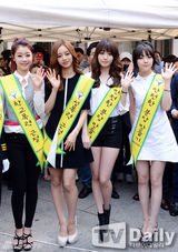 组图：韩团GirlsDay街头送路人爱心抱抱