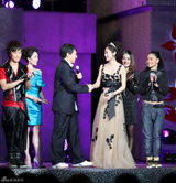 高清组图：林鹏发唱片重逢成龙 王力宏抱喊“鹏鹏”