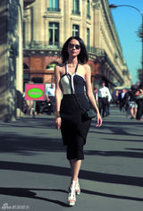 组图：高圆圆巴黎街拍 摩登女郎示范潮流美衣