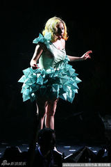 幻灯图：Lady Gaga纽约巡演 血染舞台暴力升级  