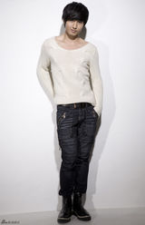 组图：成毅时尚大片 阳光暖春轻松随意