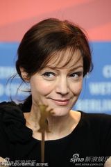 《孤儿》发布会全女子兵阵容 导演马里-库特泽微笑