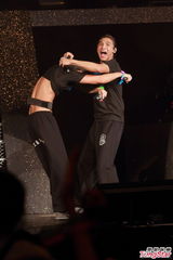 组图：黄伟文梁汉文助阵SHINE火热演唱会