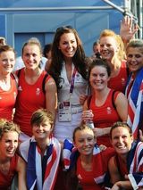 组图：凯特王妃观战英国女子曲棍球比赛