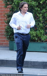 组图：杰克逊长子壮硕神似父亲 携神秘女见姑妈