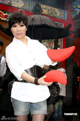 幻灯：黄小琥月老庙求姻缘 遗憾初婚未穿过婚纱