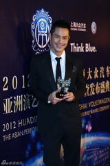 组图：郑嘉颖获公众形象奖 西装帅气亮相后台