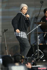 组图：S.H.E亮相台北跨年 潮装戴眼镜又萌又酷