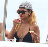 组图：蕾哈娜揩油新晋超模 咸猪手抚臀