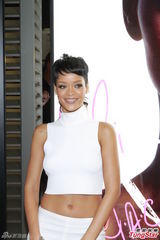 组图：蕾哈娜现身香港迟到两小时两分钟快闪