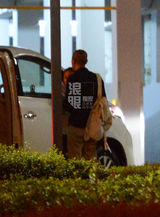 组图：周迅与陈辉虹深夜吃饭 送回家门口热聊